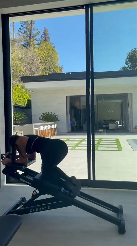 Kylie Jenner Workout Routine Photos: Abs, Outfits, More