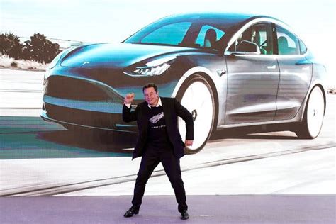 Tesla Value Hits $100 Billion. Will Elon Musk Get a Big Bonus? - The New York Times