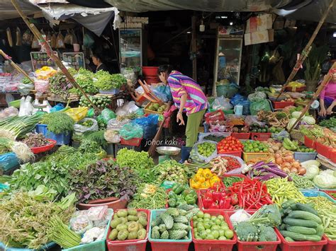 Things to See & Eat at Historic Cho Dong Ba Market in Hue |Tony Johor ...