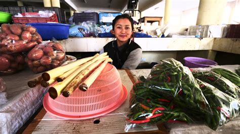 Bhutanese Street Food at Farmers Market - Chili Momos, Honey & Dry Chilies | Thimphu, Bhutan ...