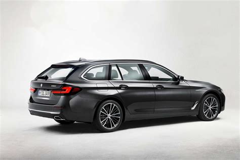 The new BMW 530i Touring, Sophisto grey metallic (05/2020)