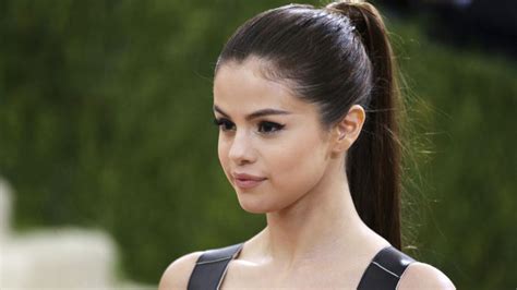 Selena Gómez presume su belleza al natural y causó la reacción de Rauw ...