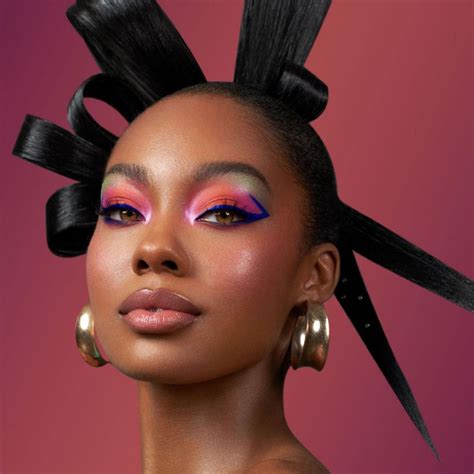 20 Unique Ways To Rock The Colorful Eyeliner Trend This Summer