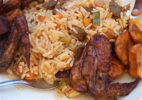 Jollof rice ans fried plantain Recipe by Hadiza Abubakar - Cookpad