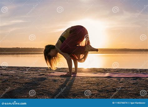 Silhouette Yoga Woman on the Beach at Sunset. Stock Photo - Image of carefree, limberingup ...