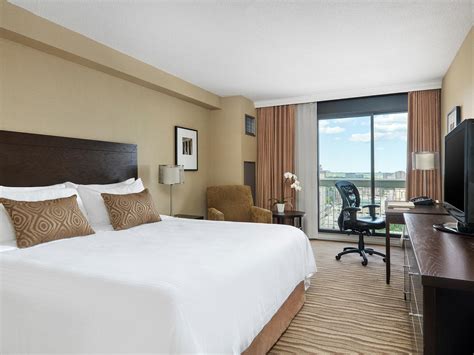 Hotel Rooms & Suites in Downtown Toronto | Chelsea Hotel, Toronto