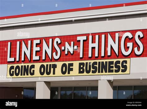 Sign announcing that a store is going out of business Stock Photo - Alamy