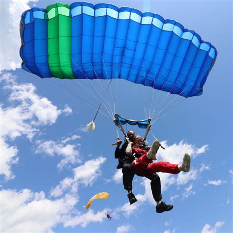 Tandem jump 9 000 feet (2 800 meters) - Parachute Voltige