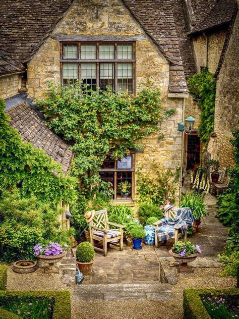 A place to sit and read in the Cotswolds at Burford, Oxfordshire. | Cottage garden, Small ...