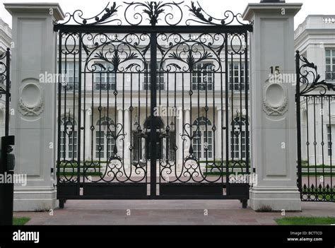 Mansion gate hi-res stock photography and images - Alamy