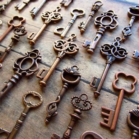 SisterNomadSupplies ~ ETSY | Vintage keys, Antique keys, Key