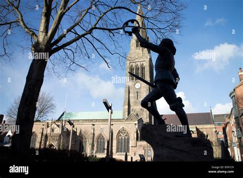 Richard III statue and Leicester Cathedral, Leicester, UK Stock Photo ...