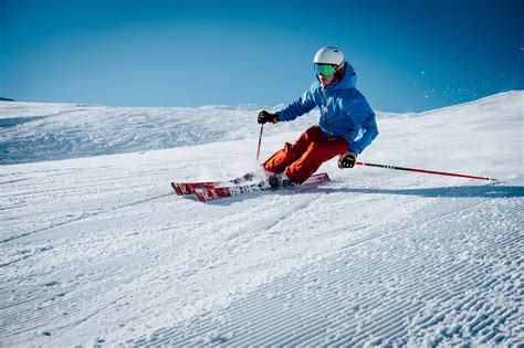 7 Health Benefits of Downhill Skiing - Fresh Hobby