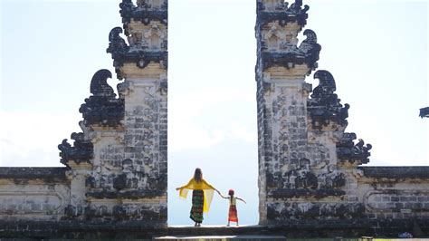 Bali's Lempuyang temple 'gates of heaven' less dramatic than expected ...