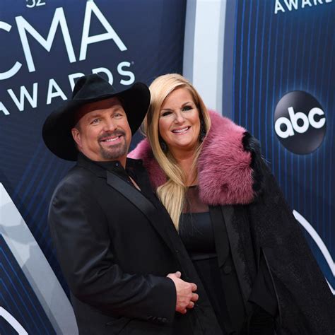 Garth Brooks reveals his sweet phone background in video with Trisha ...