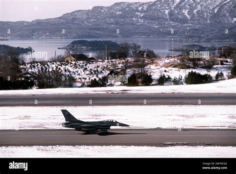 A right side view of an F-16 Fighting Falcon aircraft from the 4th ...