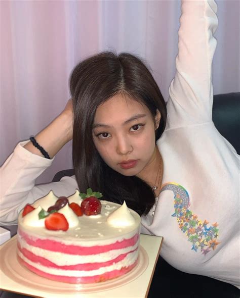 BLACKPINK's Jennie celebrates her birthday cake, #AngelJennieDay ...