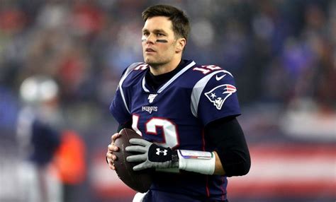 Tom Brady signs NFL contract with Tampa Bay Buccaneers