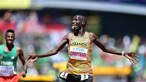 Joshua Cheptegei makes it back-to-back 10,000m golds at Track & Field ...