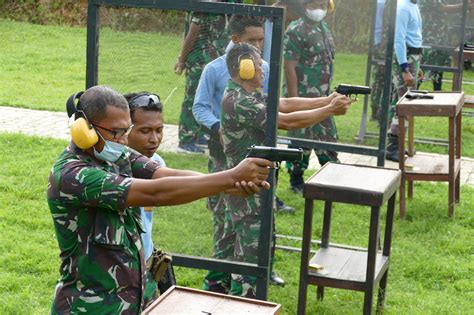 Tingkatkan Kemampuan Menembak, Prajurit Mako Koarmada III Latihan Menembak Pistol - pelita.co.id