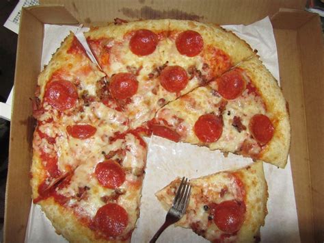 Pizza Hotline aus Winnipeg Speisekarte