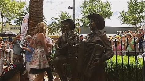 Slim Dusty statue unveiled at Tamworth festival - ABC News