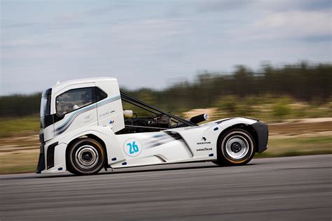 Volvo Sets World Speed Record With "Iron Knight" Truck, It Topped Out At 171 MPH - autoevolution