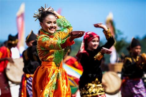 Tarian Adat Sumatera Barat: Keunikan Budaya yang Meriah - Tak Terlihat