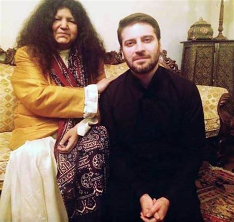 Sami Yusuf sits in feet of Abida Parveen | TheSufi.com