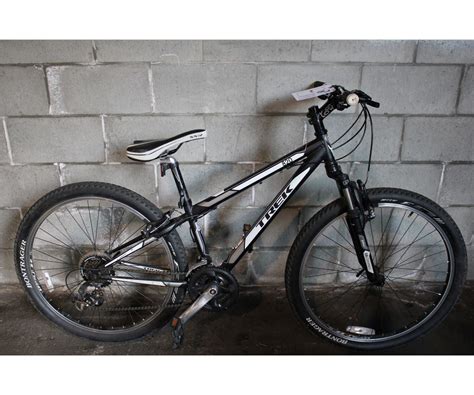 BLACK TREK 820 21 SPEED FRONT SUSPENSION MOUNTAIN BIKE