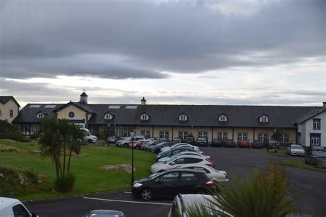 Connemara Coast Hotel © N Chadwick cc-by-sa/2.0 :: Geograph Britain and ...