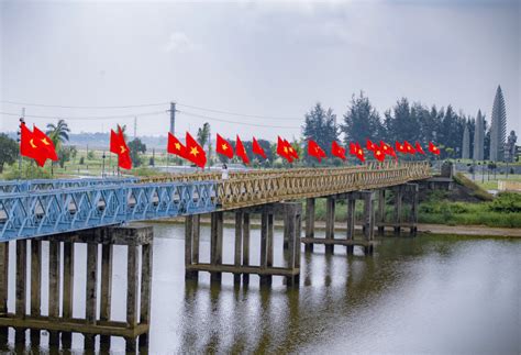 Hien Luong Bridge- Ben Hai River - Culture Pham Travel