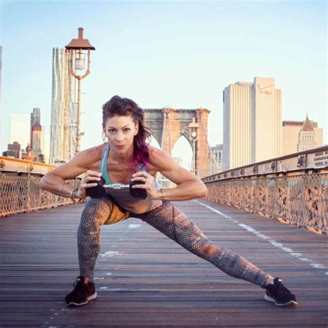 The 100-Lunge Workout Challenge That'll Turn Your Legs to Jell-O | Lunge workout, Workout ...