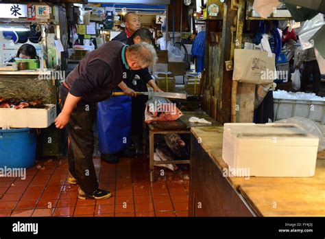 Cutting Tuna fish, fish market, Tokyo, Japan Stock Photo - Alamy