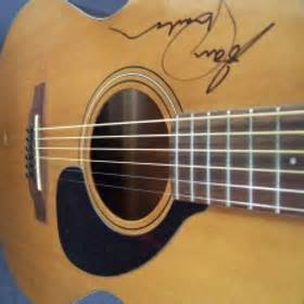 Joan Armatrading Donates Personal Guitar To Charity - Look to the Stars