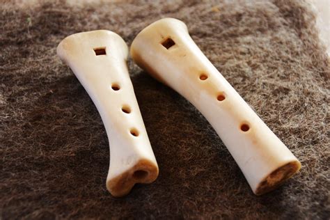 Two medieval sheep bone flutes. | Blokfluiten, Muziek, Knutsel idee