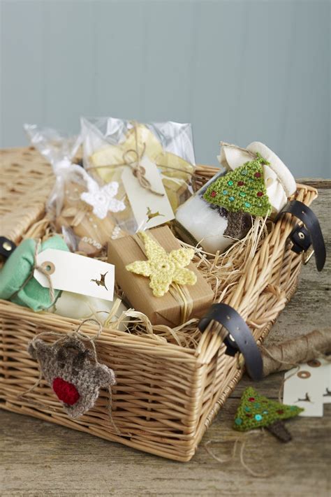 13 Ways to Style your Christmas Hamper | Hobbycraft UK | Xmas hampers, Christmas hamper, Diy ...