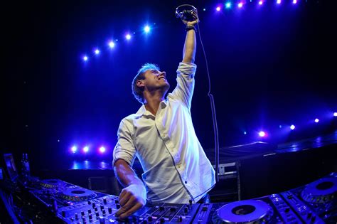 Armin Van Buuren Announces Live Stream Of His Sold Out ‘The Best Of ...