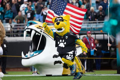 NFL World Reacts To Disturbing Mascot Video - The Spun