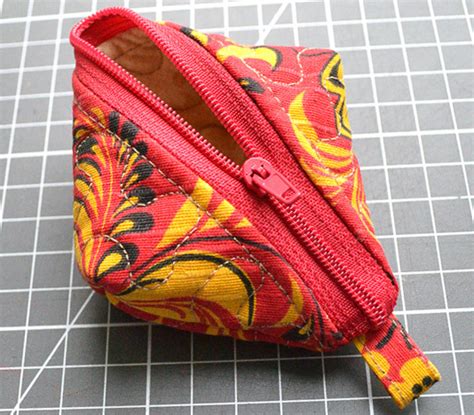 Triangle Zipper Coin Purse ~ DIY Tutorial Ideas!