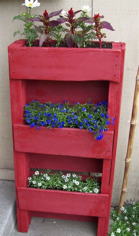 Dishfunctional Designs: Creative Ways To Use Pallets Outdoors & In Your Garden....painted pallet ...