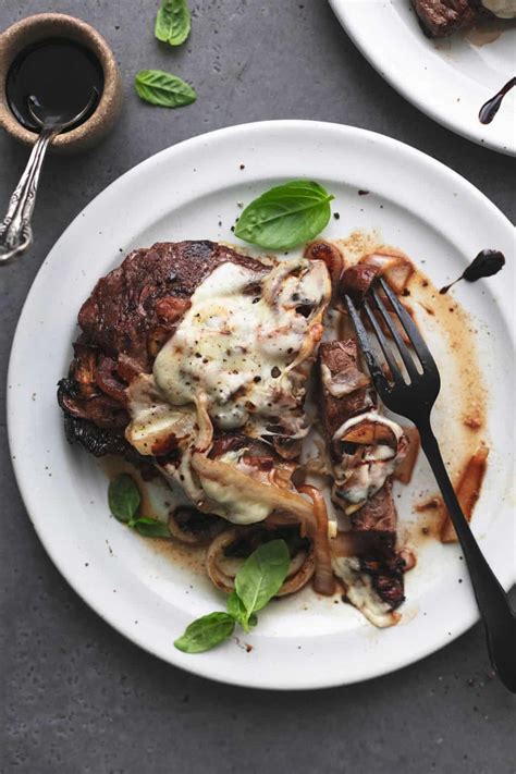 Steak with Mushrooms and Onions - Creme De La Crumb