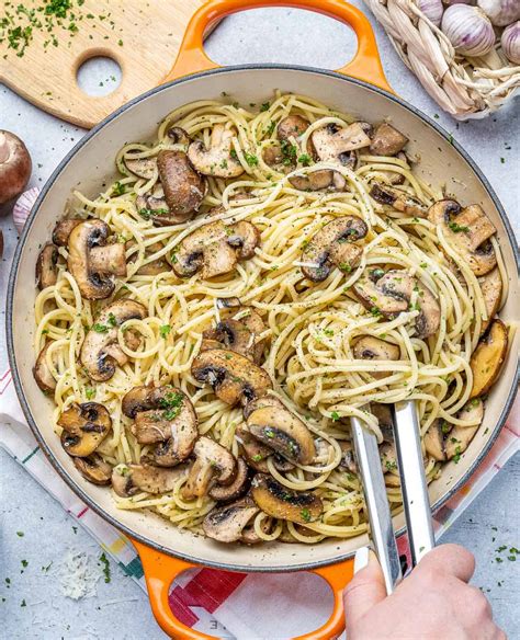 Easy Mushroom Garlic Spaghetti Recipe - Healthy Fitness Meals