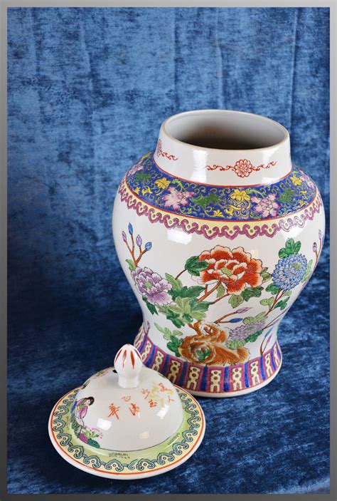 Antiques Atlas - Antique Chinese Porcelain China Vase Urn Jar