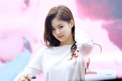 BLINKs Caught Jennie Wearing The Same Shirt Every Day, Her Reaction Was Priceless - Koreaboo