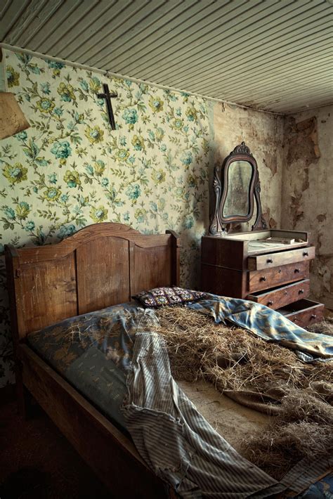 tree mansion bedroom | Old abandoned houses, Abandoned places, Abandoned farm houses