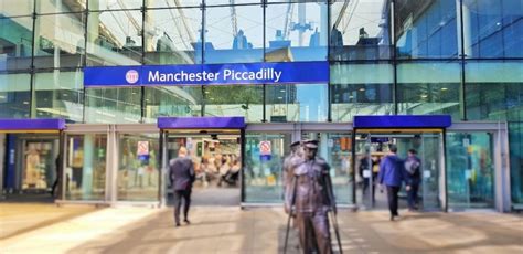 Using Piccadilly station in Manchester | ShowMeTheJourney