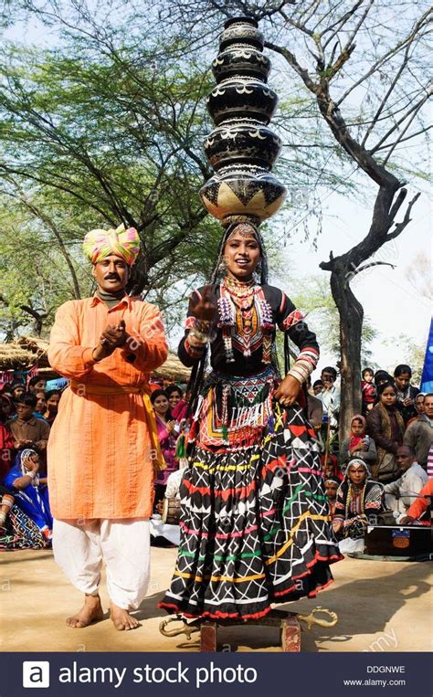 People in traditional Rajasthani dress performing kalbelia dance ...