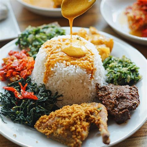 Nasi Padang, porsinya lebih banyak kalau makan di tempat