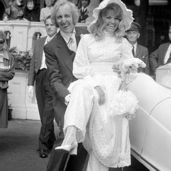 Bob Grant and Kim Benwell marry. - Flashbak